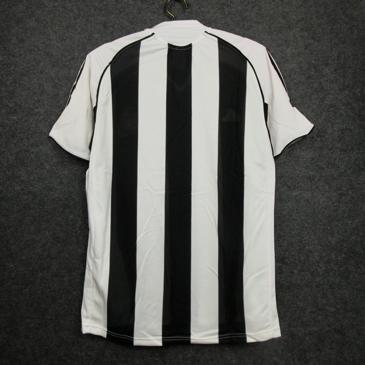 Newcastle United 2005-2006 Retro Home Shirt // High Quality Classic Replica Retro Shirt // Free Worldwide Shipping!