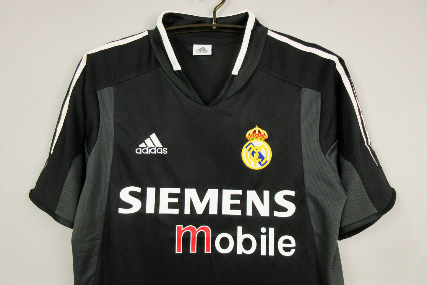 Real Madrid 2004-2005 Away Retro Shirt // High Quality Classic Replica Retro Shirt // Free Worldwide Shipping!